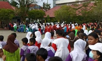 Pelajar sekolah dasar di Kabupaten Kotawaringin Timur berkumpul dalam sebuah upacara.