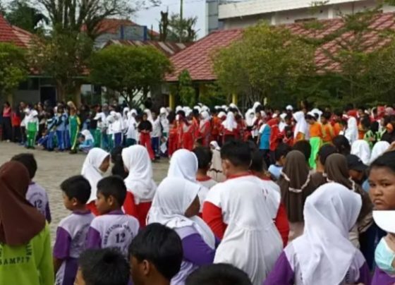 Pelajar sekolah dasar di Kabupaten Kotawaringin Timur berkumpul dalam sebuah upacara.