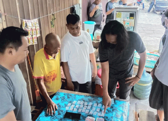 Pelaku J (baju kuning) saat dimankan oleh Kapolsek KPM.