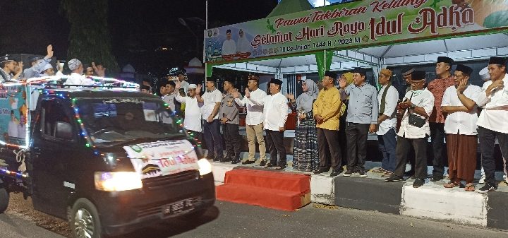 Pelepasan kendaraan pawai takbir keliling 1444 H Pemkab Kotim di depan Rujab Bupati Kotim, Jalan A. Yani, Rabu, 28 Juni 2023.