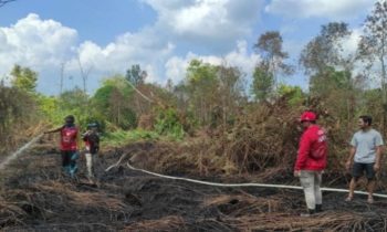 Pemadaman kebakaran lahan di salah satu kawasan di Sampit, Kabupaten Kotawaringin Timur.