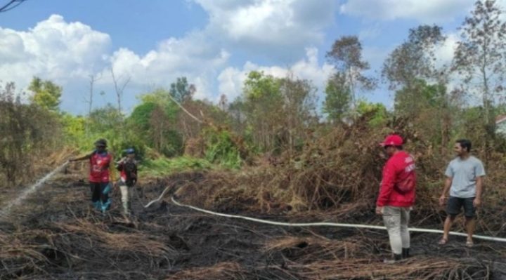 Pemadaman kebakaran lahan di salah satu kawasan di Sampit, Kabupaten Kotawaringin Timur.