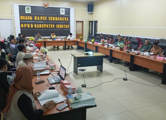 Pembahasan dua Raperda Inisiatif DPRD Seruyan berlangsung di ruang rapat serbaguna DPRD Seruyan.