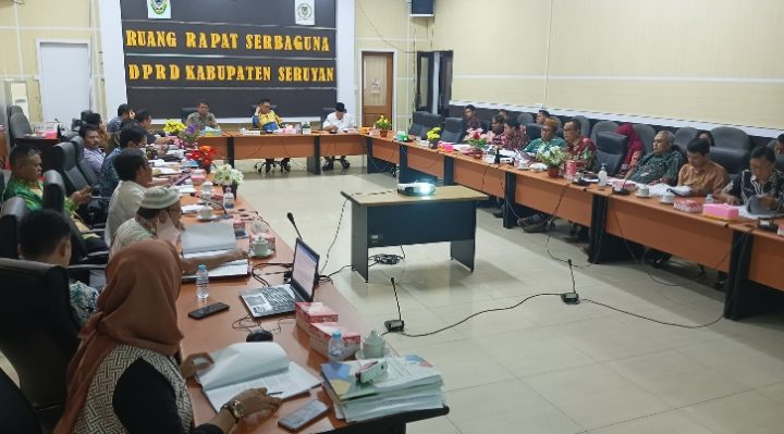 Pembahasan dua Raperda Inisiatif DPRD Seruyan berlangsung di ruang rapat serbaguna DPRD Seruyan.