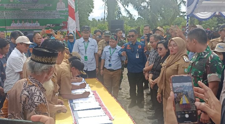 Penandatanganan MoU PT RMU dengan pemerintah desa se Kecamatan Seranau, Selasa, 20 Juni 2023.