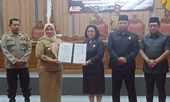 Penandatanganan dua buah Ranperda Rapat Paripurna ke 10 DPRD Kotim Masa Sidang II 2023, Senin, 19 Juni 2023.