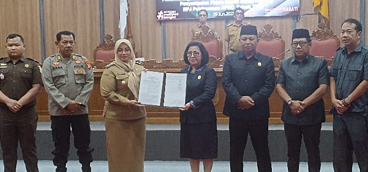 Penandatanganan dua buah Ranperda Rapat Paripurna ke 10 DPRD Kotim Masa Sidang II 2023, Senin, 19 Juni 2023.