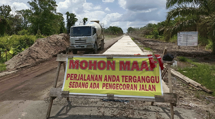 Pengerjaan ruas jalan Kuala Pembuang Telaga Pulang yang dibiayai APBD Pemerintah Provinsi Kalteng.