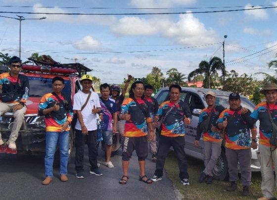 Pengurus dan anggota PWI Katingan foto bersama sebelum mengikuti expedisi jelajah wisata Riam Jerawi.