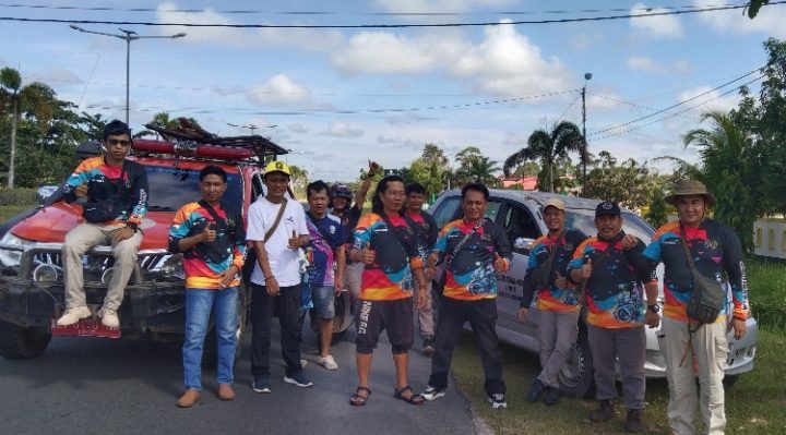 Pengurus dan anggota PWI Katingan foto bersama sebelum mengikuti expedisi jelajah wisata Riam Jerawi.