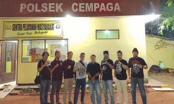 Personel Polres Seruyan saat mengamankan pelaku di Polsek Cempaga dan selanjutnya dibawa ke Polres Seruyan.