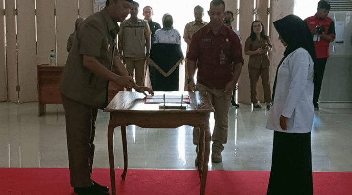 Perwakilan PPPK jabatan fungsional tenaga guru formasi Tahun 2022 di lingkungan Pemkab Sukamara melakukan penandatanganan perjanjian kerja disaksikan Bupati Sukamara Windu Subagio, Selasa, 27 Juni 2023.
