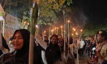 Peserta terlihat gembira sambil memegang obor di tangannya masing masing dalam Pawai Oboro Keliling di Kecamatan Baamang, Rabu, 28 Juni 2023.