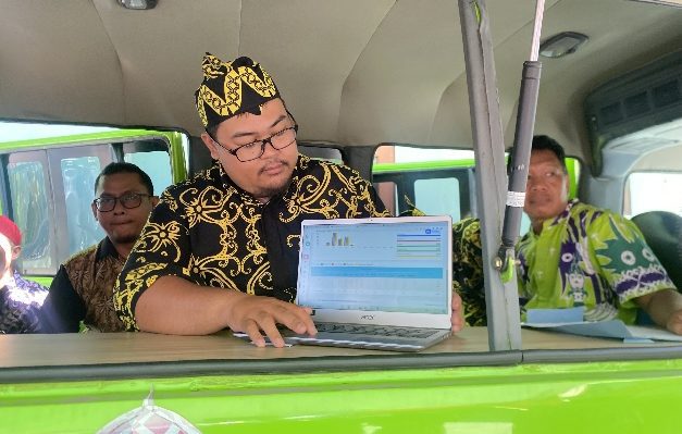 Petugas Bapenda Kotim memperlihatkan aplikasi E Layanan yang baru diluncurkan, Kamis, 8 Juni 2023.