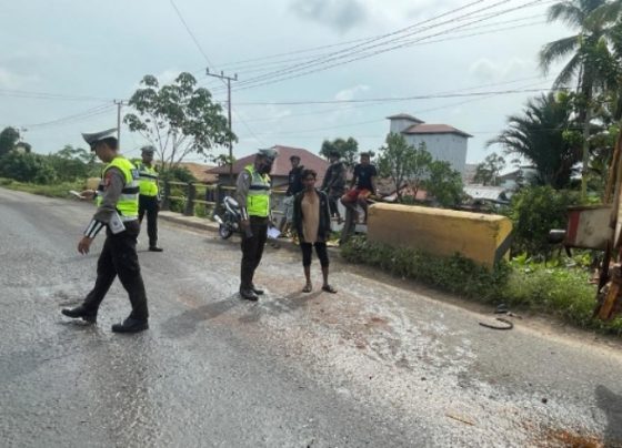 Petugas Satlantas Polres Kotim saat olah TKP kecelakaan di Kotim, belum lama ini.