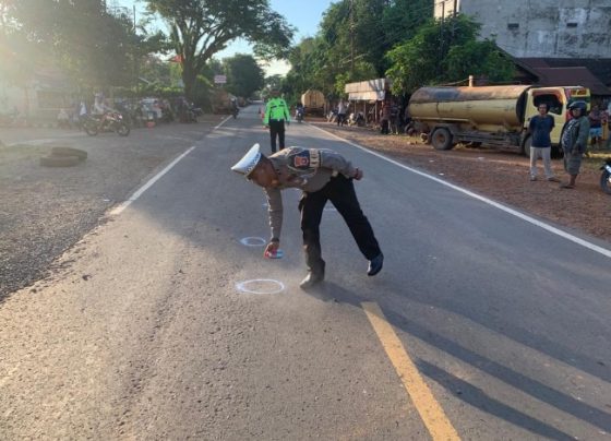 Petugas dari Satlantas Polres Kotim saat melakukan olah tempat kejadian perkara di Jalan Tjilik Riwut Desa Jemaras, Senin, 12 Juni 2023.