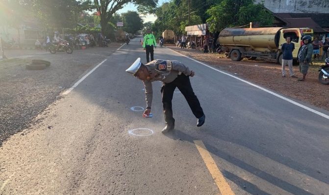 Petugas dari Satlantas Polres Kotim saat melakukan olah tempat kejadian perkara di Jalan Tjilik Riwut Desa Jemaras, Senin, 12 Juni 2023.