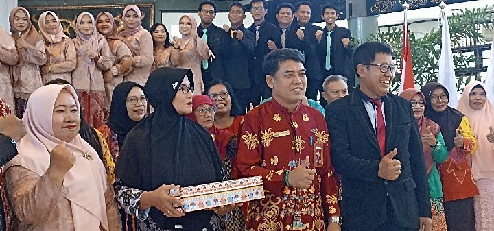 Plt Kadisdik Kotim Muhammad Irfansyah baju merah saat foto bersama pada perpisahan siswa SMPN 4 Sampit, Jumat, 9 Juni 2023.