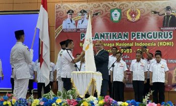 Plt Ketua KONI Kalteng Sancho saat menyerahkan bendera pataka kepada Ketua KONI Kotim Ahyar Umar, saat pelantikan pengurus, Senin, 12 Juni 2023.