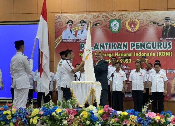 Plt Ketua KONI Kalteng Sancho saat menyerahkan bendera pataka kepada Ketua KONI Kotim Ahyar Umar, saat pelantikan pengurus, Senin, 12 Juni 2023.