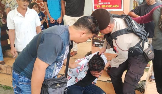Polisi saat mengamankan pelaku Curas disebuah BRI Link Jalan Yos Sudarso Palangka Raya, Sabtu, 10 Juni 2023.