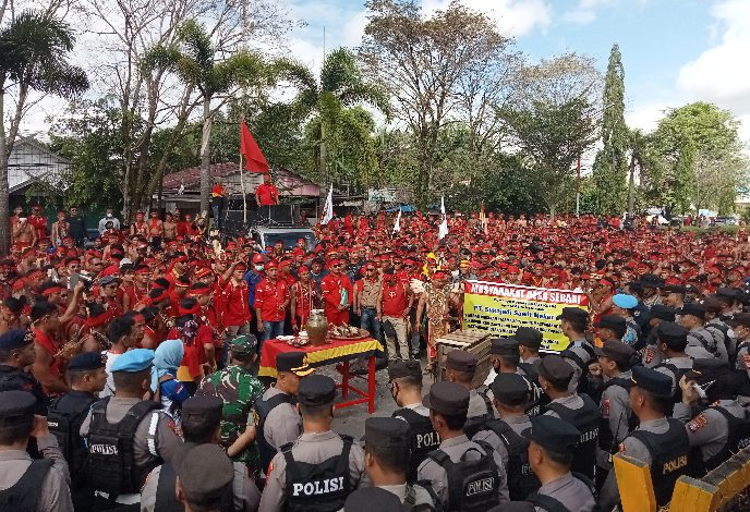 Ribuan Anggota Pasukan Merah Demo di Depan DPRD Kotim