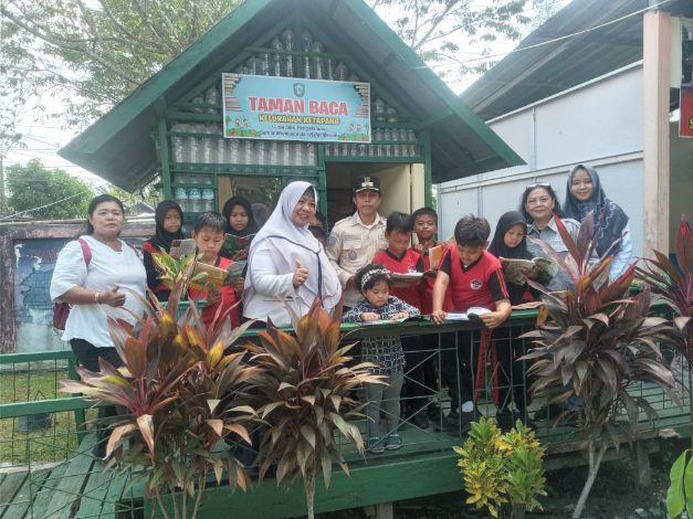 Siswa SDN 4 Ketapang Kunjungi Keunikan Taman Baca Kelurahan Ketapang