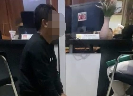 SY bersimpuh kepada korban untuk meminta maaf saat berada di Polres Kotim.