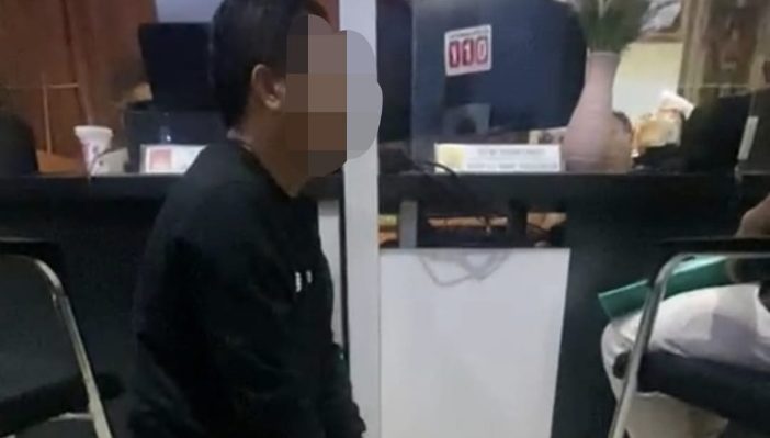 SY bersimpuh kepada korban untuk meminta maaf saat berada di Polres Kotim.