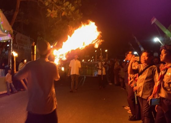 Salah satu peserta saat menampilkan aksi pada Pawai Obor X di Kecamatan Baamang, Rabu malam, 28 Juni 2023.