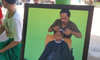 Salah seorang santri Pondok Pesantren Assaadaat Sampit mendapat pelayanan potong rambut gratis, Jumat, 23 Juni 2023.