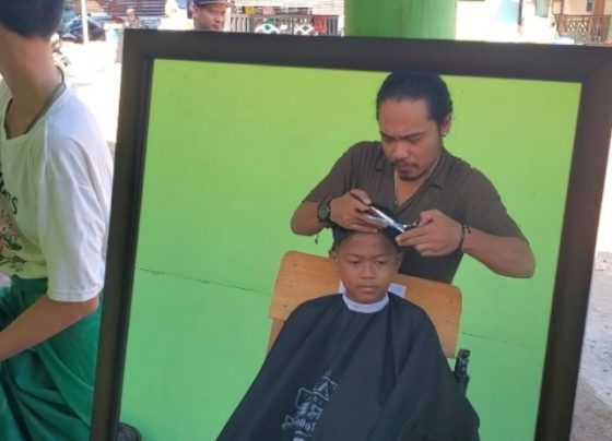 Salah seorang santri Pondok Pesantren Assaadaat Sampit mendapat pelayanan potong rambut gratis, Jumat, 23 Juni 2023.