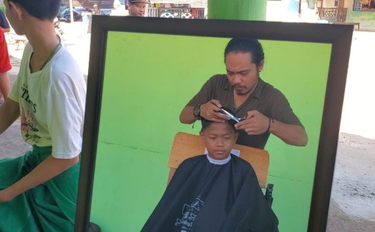 Komunitas Barbershop Sampit Gelar Pangkas Rambut Gratis bagi Santri