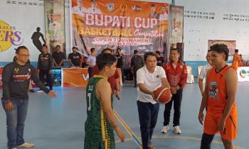 Sekda Kotim Fajurrahman secara simbolis membuka Bupati Cup Basketball dengan jump ball di GOR Lodan Sampit, Senin, 12 Juni 2023
