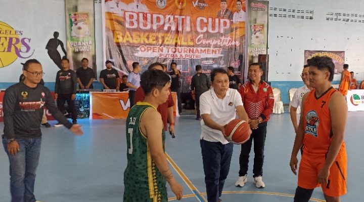 Sekda Kotim Fajurrahman secara simbolis membuka Bupati Cup Basketball dengan jump ball di GOR Lodan Sampit, Senin, 12 Juni 2023