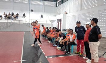 Sekretaris AFK Kotim Adi Wahyudi dannManager Futsal Kotim Paliansyah saat menonton uji coba Tim Futsal Kotim melawan Palangka Raya dan Kobar.