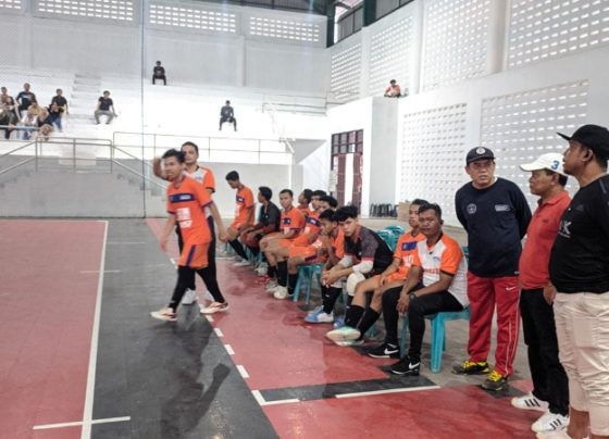 Sekretaris AFK Kotim Adi Wahyudi dannManager Futsal Kotim Paliansyah saat menonton uji coba Tim Futsal Kotim melawan Palangka Raya dan Kobar.