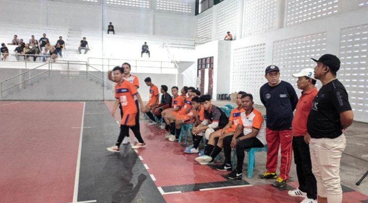 Sekretaris AFK Kotim Adi Wahyudi dannManager Futsal Kotim Paliansyah saat menonton uji coba Tim Futsal Kotim melawan Palangka Raya dan Kobar.