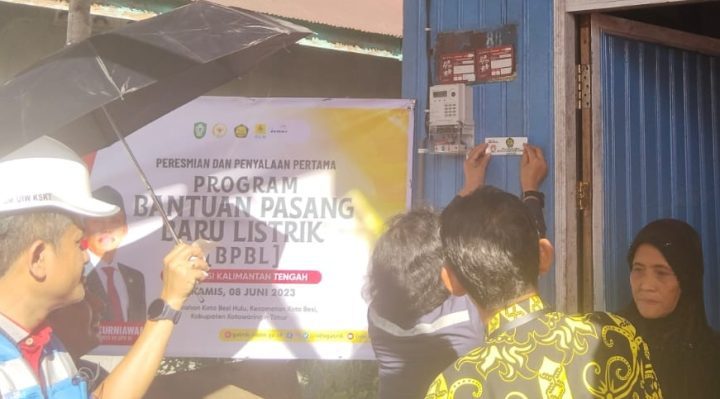 Sekretaris Direktorat Jenderal Ida Nuryatin Finahari saat menyalakan listrik dirumah tangga yang penerima program BPBL, Kamis 8 Juni 2023.