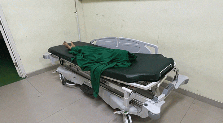 Seorang anak yang terbujur kaku setelah tewas di tangan ibunya sendiri.