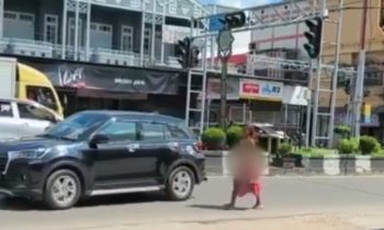 Seorang wanita, pamer aurat berkeliling Kota Sampit.