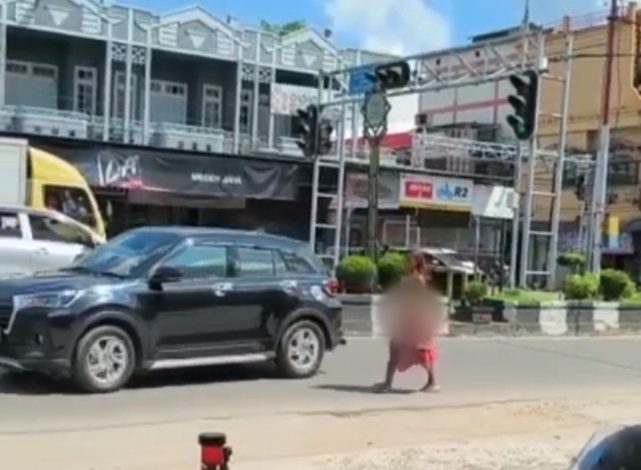 Heboh! Wanita Bugil Berjalan Bak Model di Jalan Raya Kota Sampit
