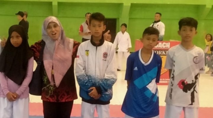 Sesi foto bersama siswa peraih juara Karate Putera O2SN tingkat Kabupaten Kotim pada 29 31 Mei 2023.