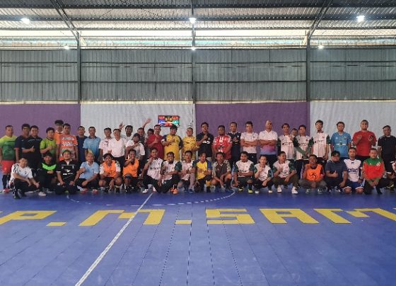 Sesi foto bersama wali murid dan guru YP Asiah Sampit sebelum tanding futsal, Sabtu 10 Juni 2023.