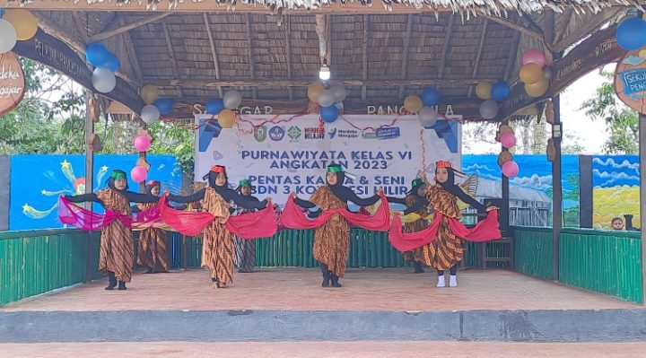 Siswa SDN 3 Kota Besi Hilir menampilkan tarian daerah pada gelaran Pentas Seni, Kamis, 15 Juni 2023.
