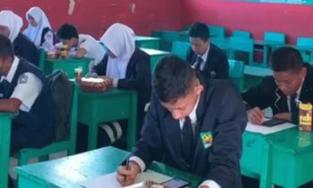 Siswa SMP di Kotim sedang belajar di kelas.