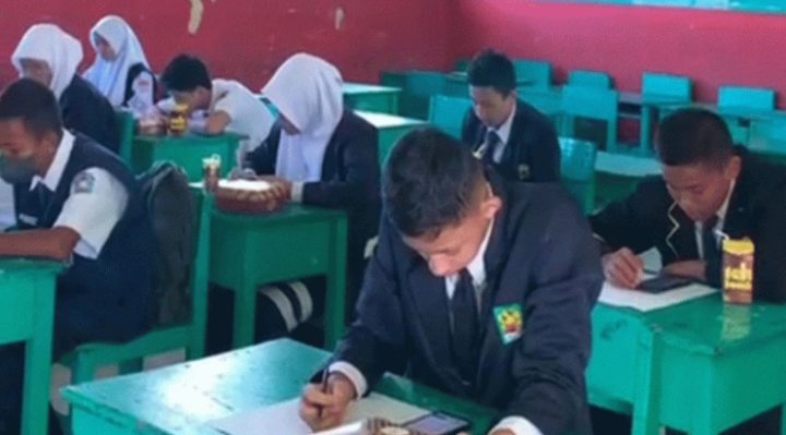 Siswa SMP di Kotim sedang belajar di kelas.