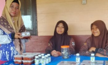 Siswa SMPN 2 Teluk Sampit belajar memasarkan produk minyak kelapa VCO, Senin, 19 Juni 2023