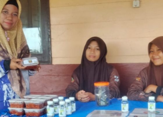 Siswa SMPN 2 Teluk Sampit belajar memasarkan produk minyak kelapa VCO, Senin, 19 Juni 2023