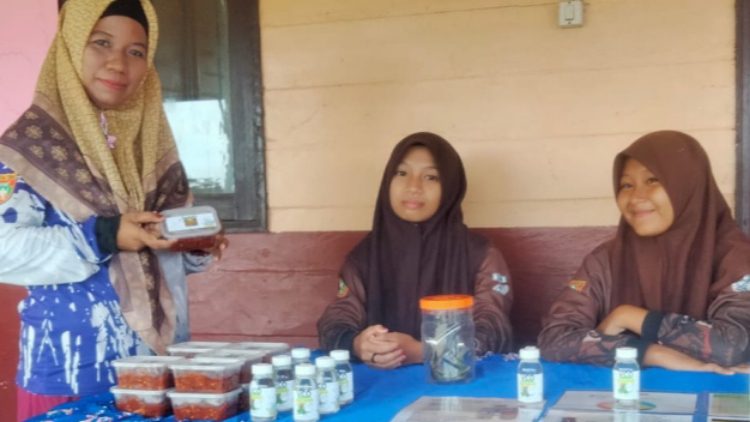 SMPN 2 Teluk Sampit Ajarkan Siswanya Pasarkan Minyak Kelapa VCO